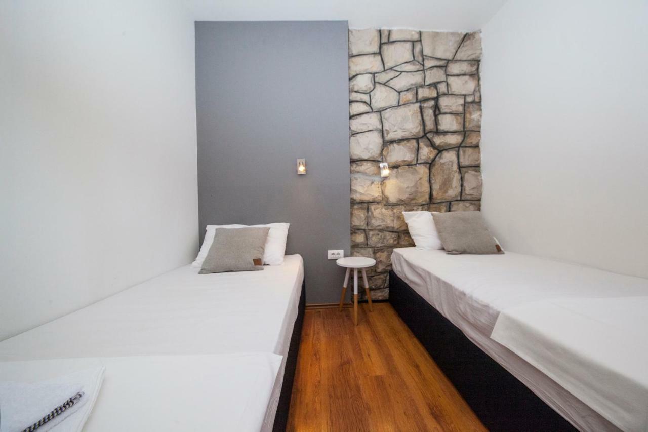 Apartments And Mobile Homes Makarska Rom bilde